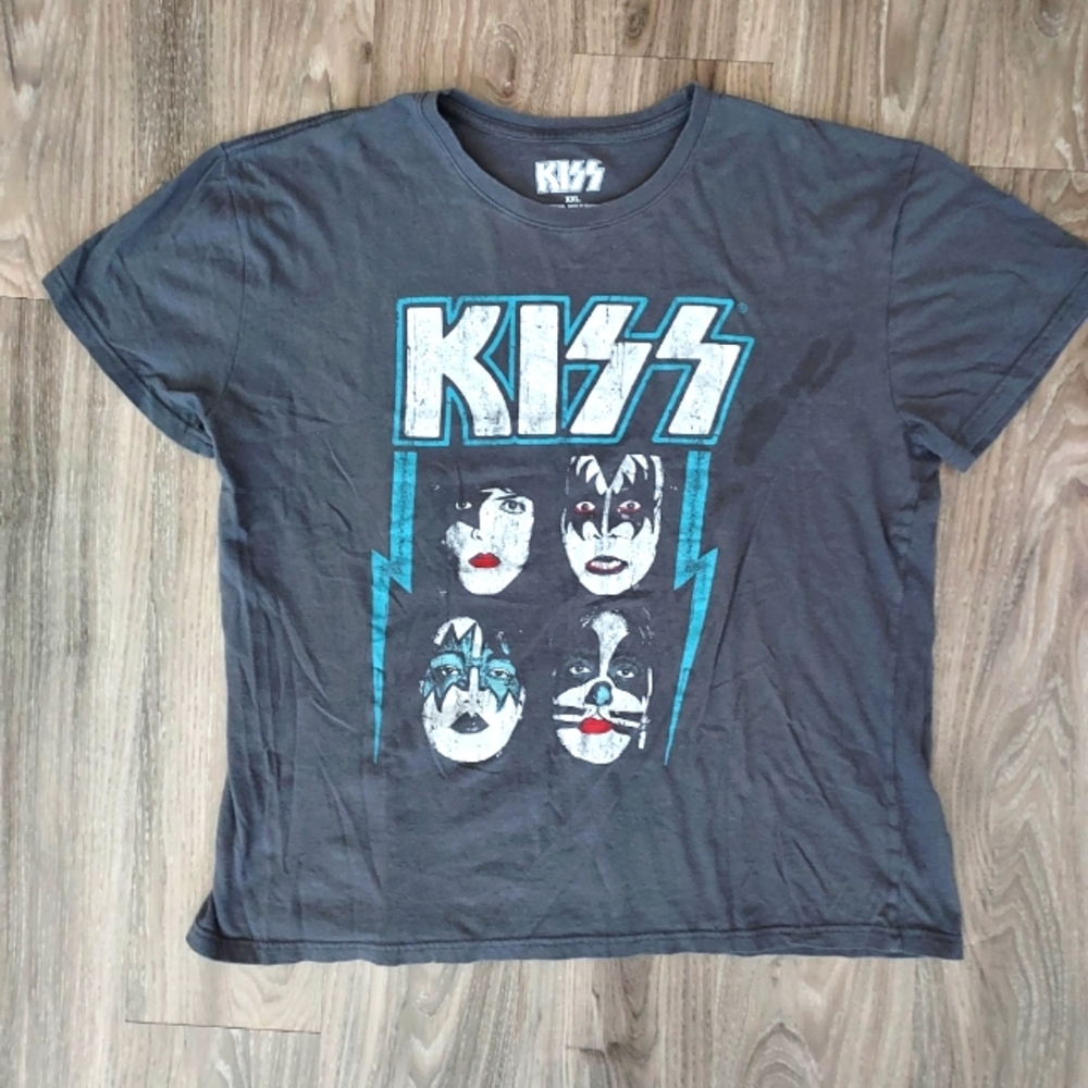 Kiss Tshirt Size XL Women's